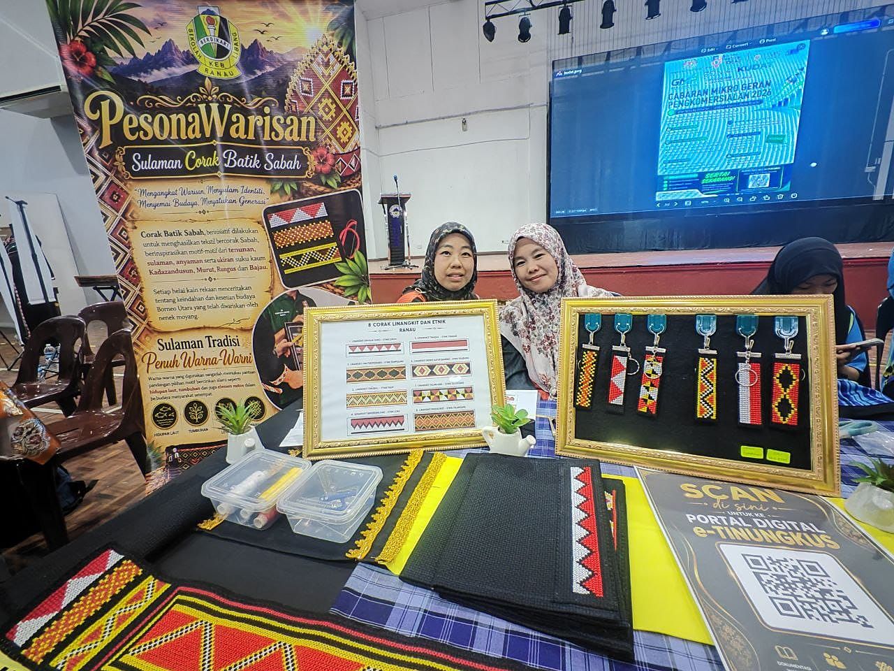 Pameran Pesona Warisan di kerja festival dengan bingkai dokumentasi motif dan produk