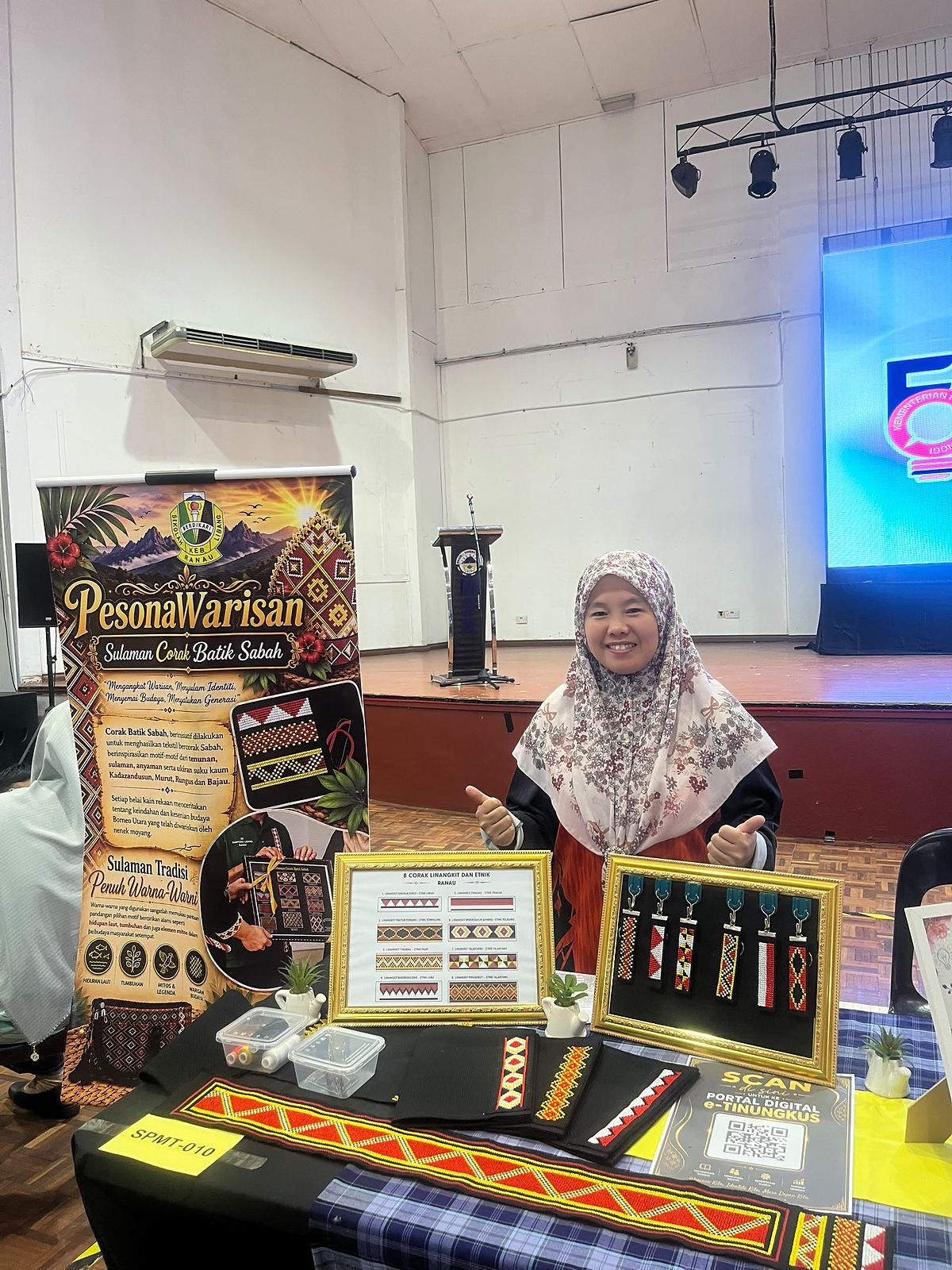 Peserta di depan banner Pesona Warisan