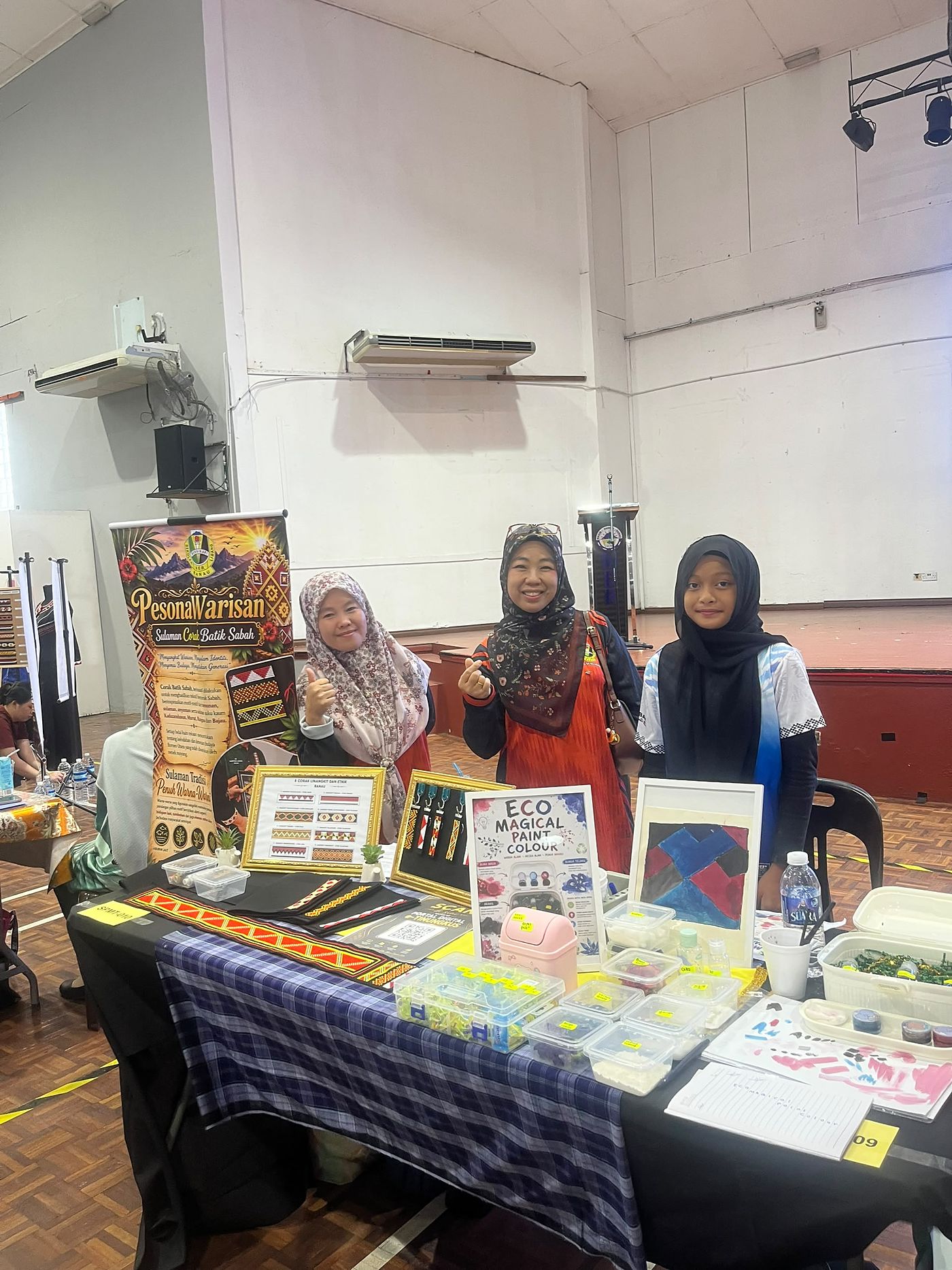 Tiga peserta di ruang pameran Pesona Warisan