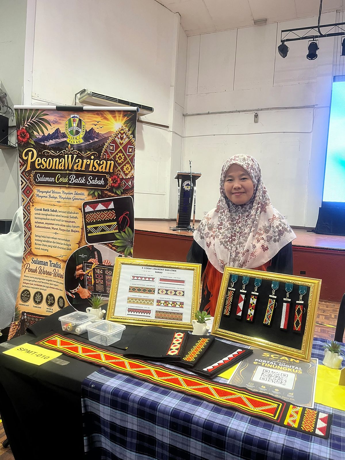 Peserta di belakang meja produk Pesona Warisan