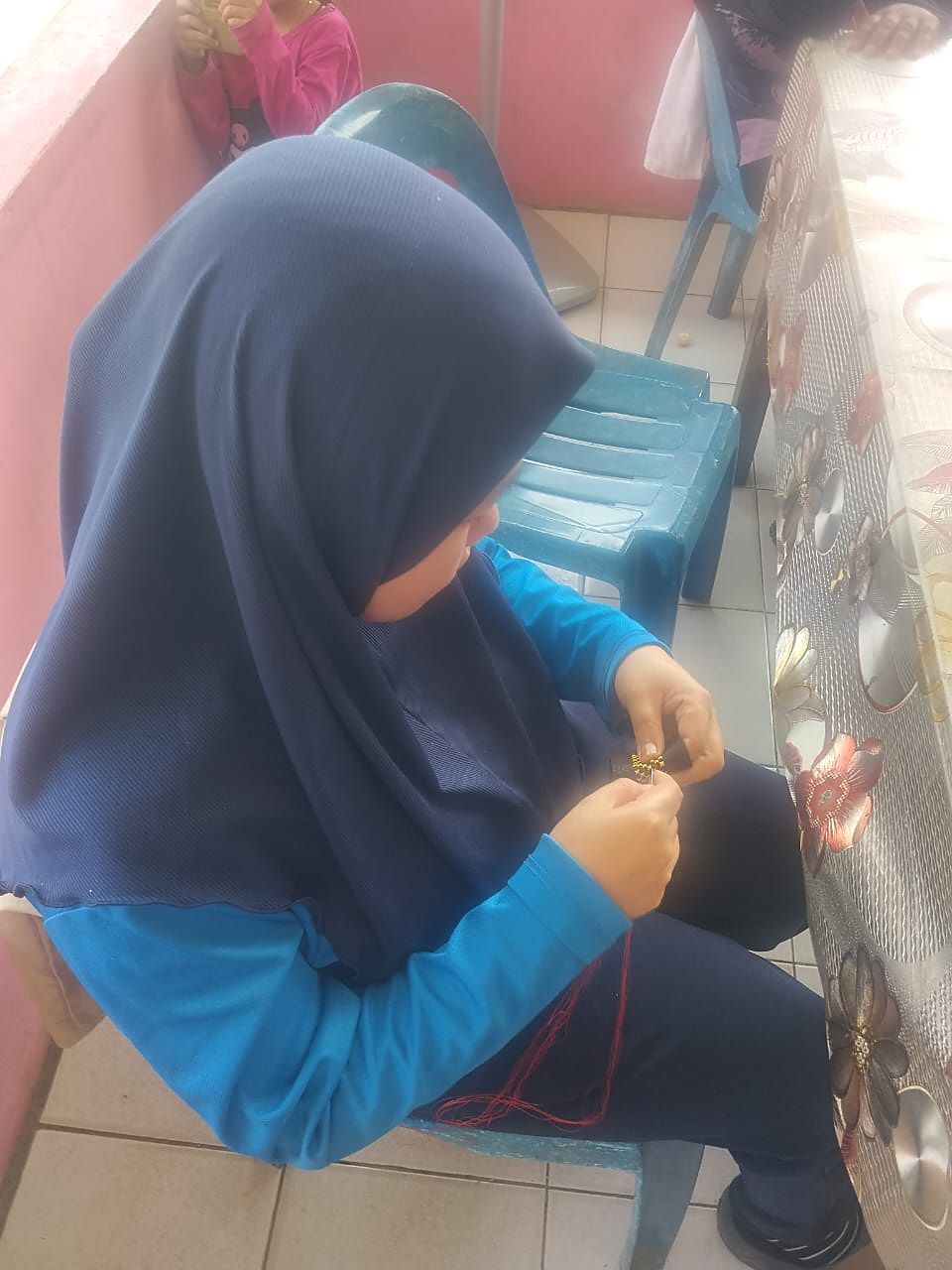 Sulaman tangan pada jalur anyaman hitam